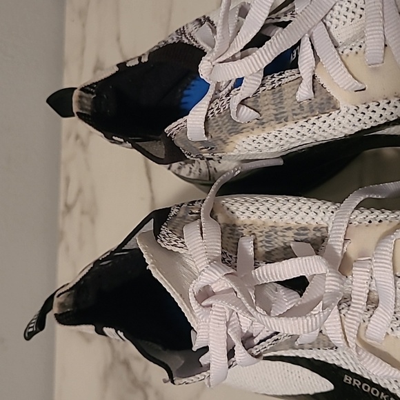 Brooks Levitate 4 Running Training Athletic Sneakers Wmn 9.5 Black White DNA AMP - Picture 15 of 16